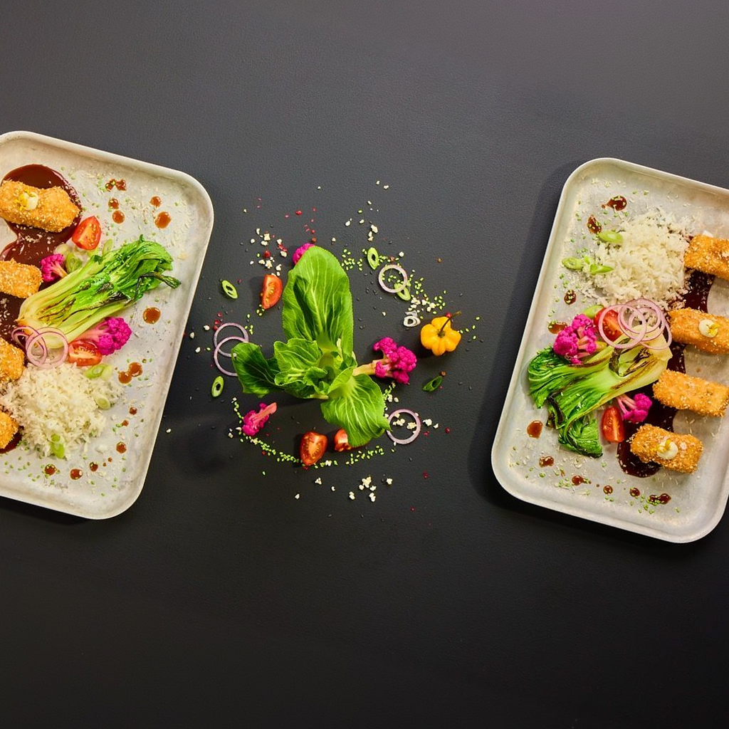 Knusprig panierter Lachs auf Basmatireis mit Pak Choi, Kirschtomaten, roten Zwiebeln, Frühlingslauch, Sesam, Koriander und Teriyaki Ingwer Sauce.